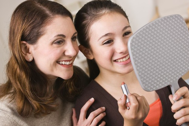Madre e hija probando maquillaje