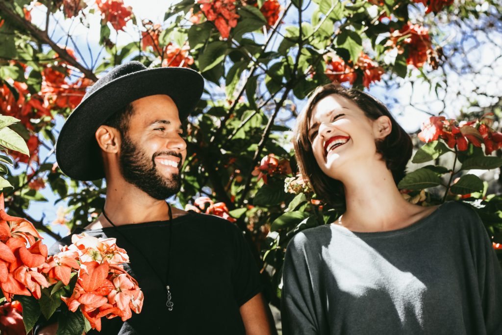 hombre y mujer jovenes sonriendo