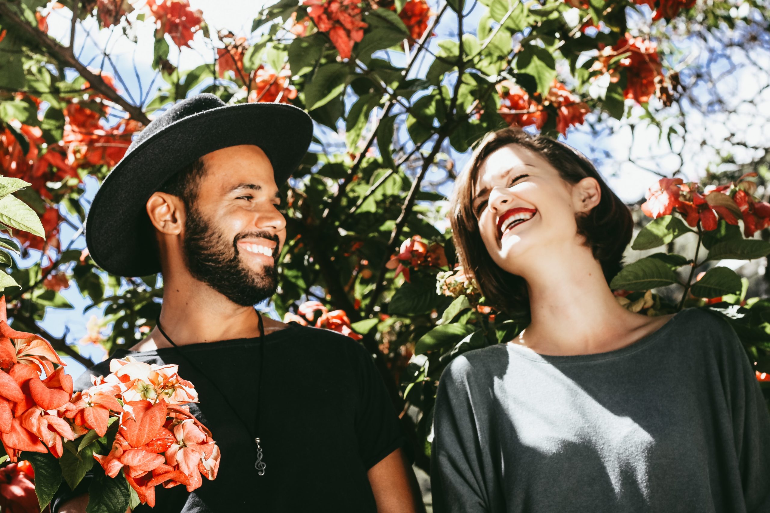 hombre y mujer jovenes sonriendo