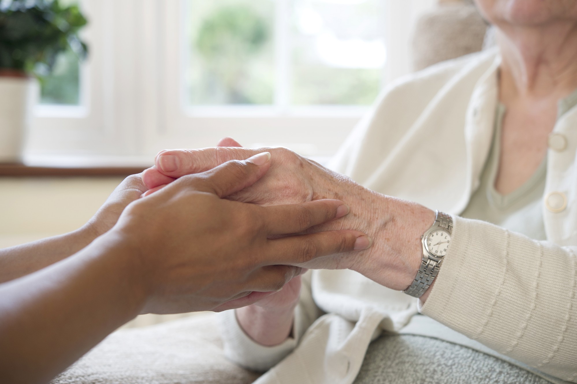 madre de adulta mayor tomada por una mujer