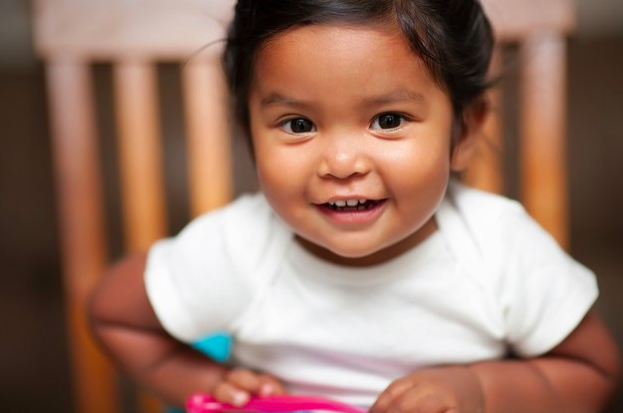 niño bebe sonriendo