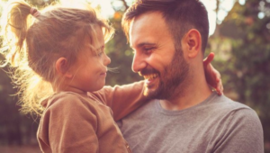 niña abrazada por su papá