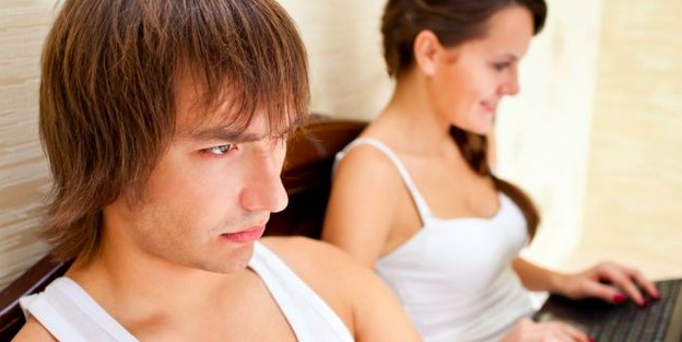 Hombre enojado en la habitación