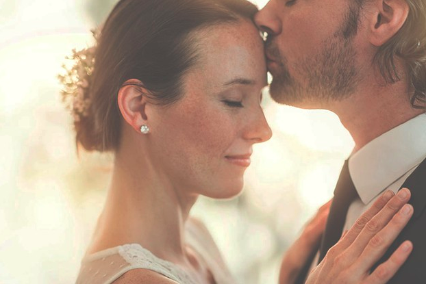 Esposos recien casados besandose