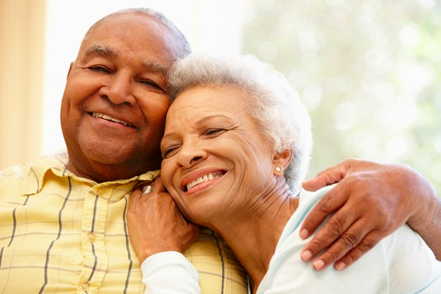 Esposos Adultos mayores abrazados