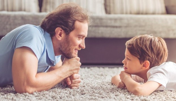 Padre e hijo en la sala