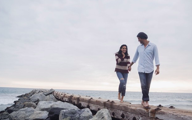 Mujer y hombre caminando por la playa