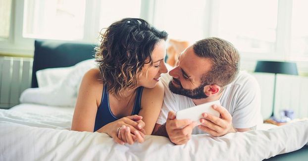 Esposo y esposa apunto de besarse en su casa