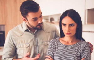 Hombre hablando con su esposa que parece enojada