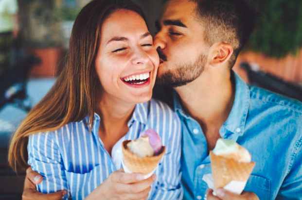 Esposo con un helado viendo