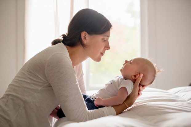 madre con su bebe en brazos