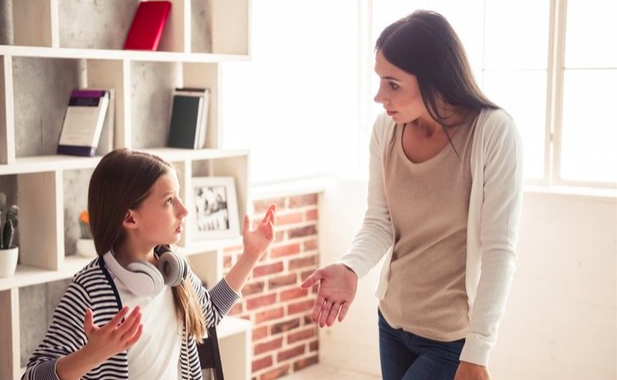 Niña reclamando algo a su madre