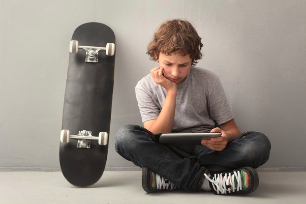adolescente usando una tablet