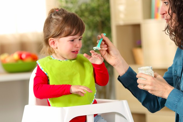 niña pequeña haciendo berrinche