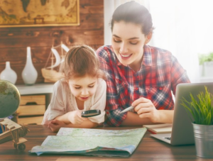 hija y madre viendo un mapa