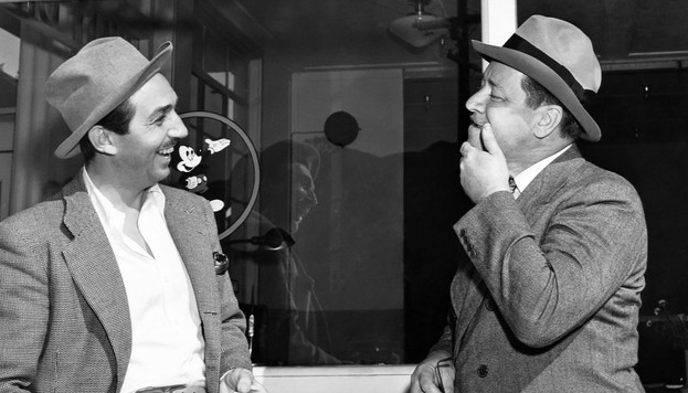 hombres con sombreros riendo y mickey mouse detras