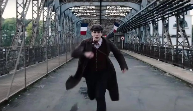 hombre corriendo por un puente de metal