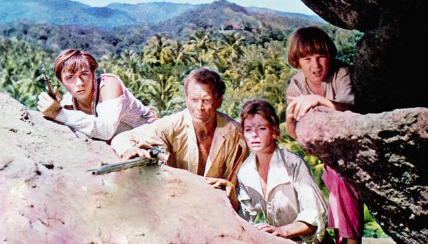 Familia en un selva con ropa antigua