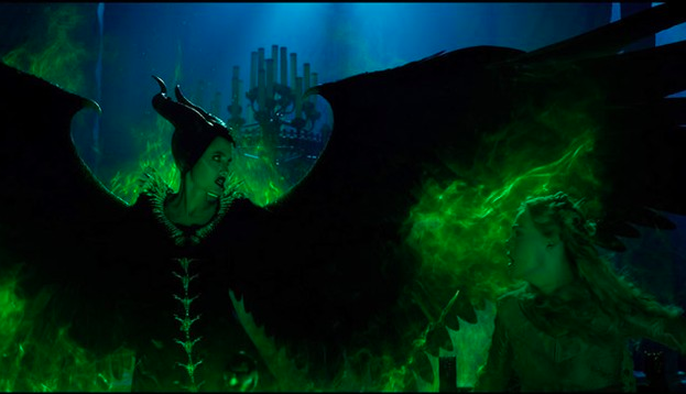 Malefica con fuego verde alrededor