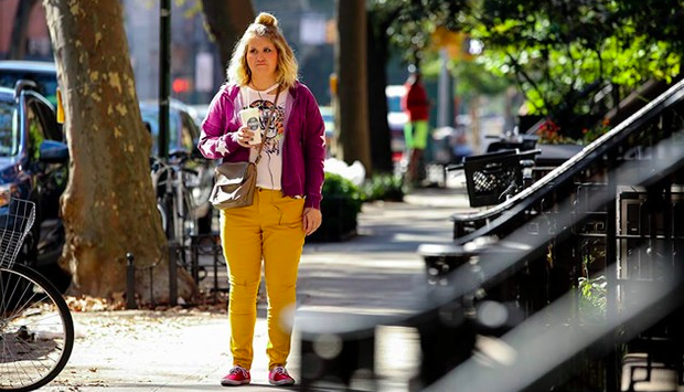 Mujer con un cafe en medio de la calle