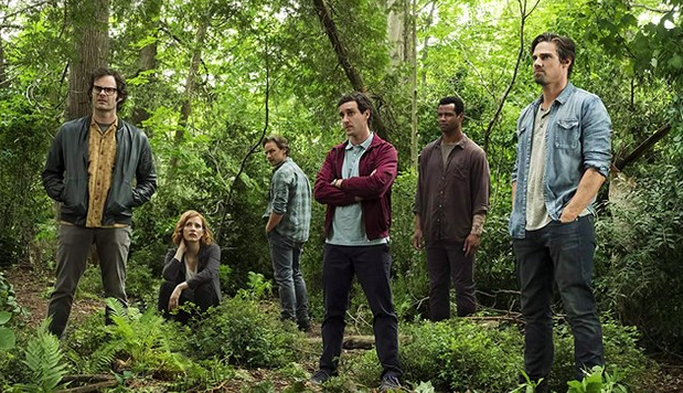 un grupo de adultos en un bosque