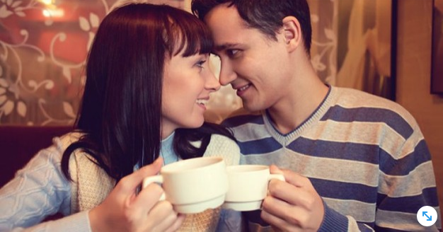 hombre y mujer compartiendo un cafe