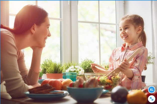 Madre cocinando junto a su hija en la cocina
