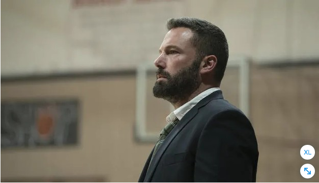hombre conbarba vestido con traje formal
