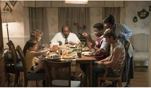 Familia en una sala orando