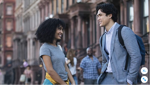 Mujer sonriendo a un hombre joven