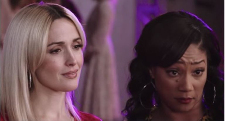 mujeres viendo algo con mirada acusadora