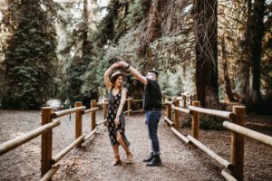 pareja de esposos bailando en un camino en el bosque