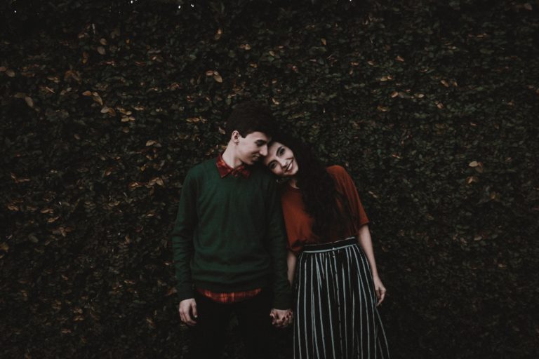 pareja de novios tomados de la mano