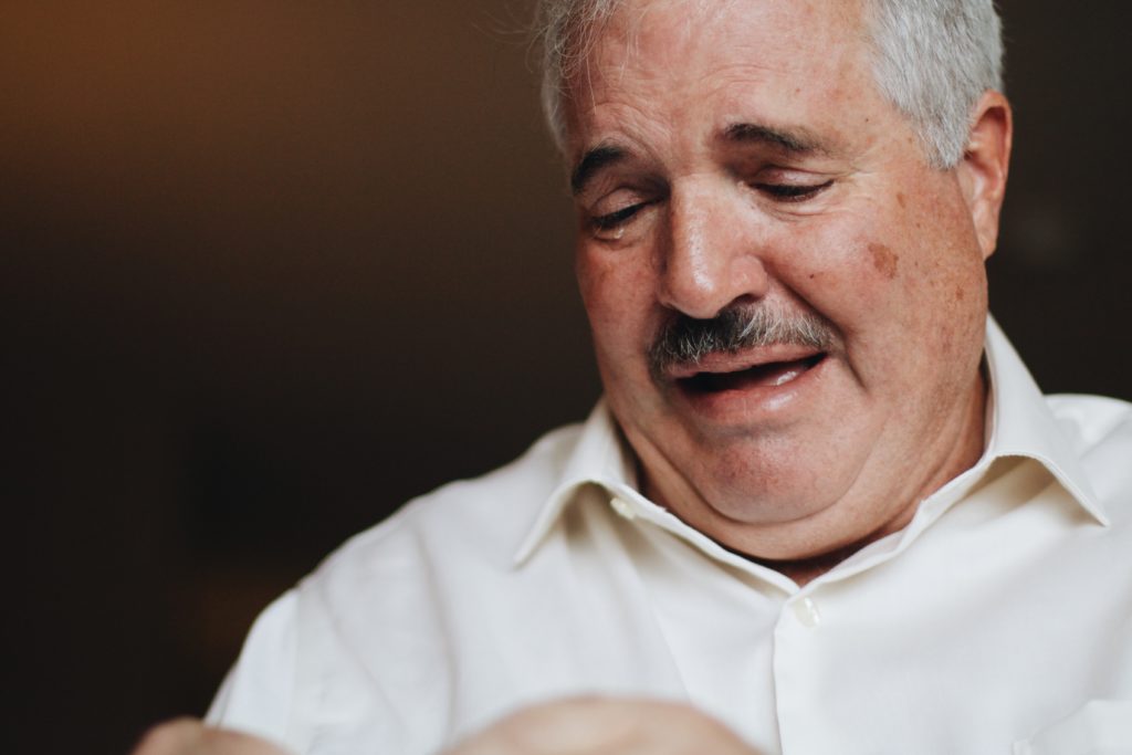 un hombre mayor feliz y con los ojos llorosos