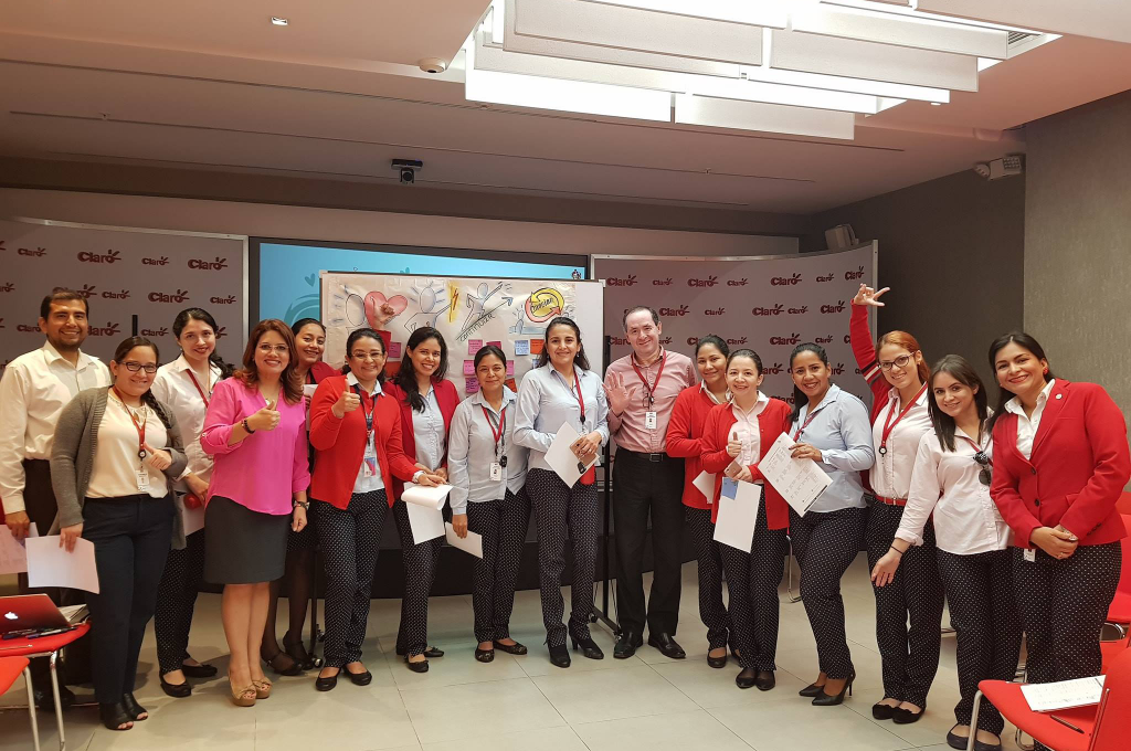 Mujeres y hombres alegres en un taller de enfoque ecuador