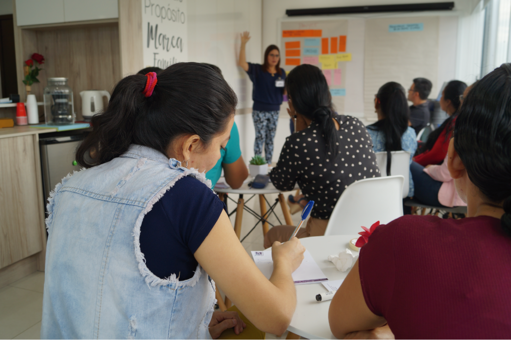 Talleres de Enfoque a la Familia, solange blum dando un taller a mujeres