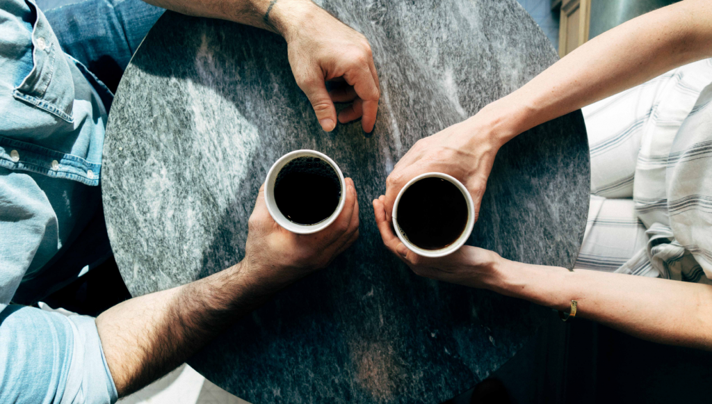 Personas tomando cafe