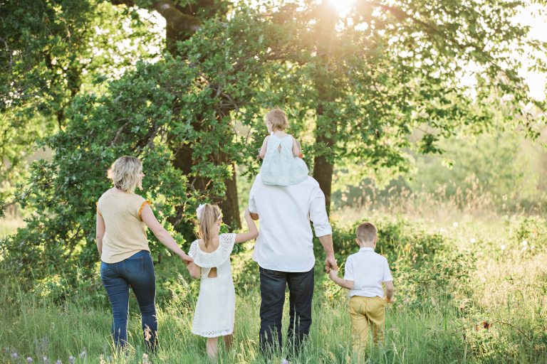 Familia caminando por el campo