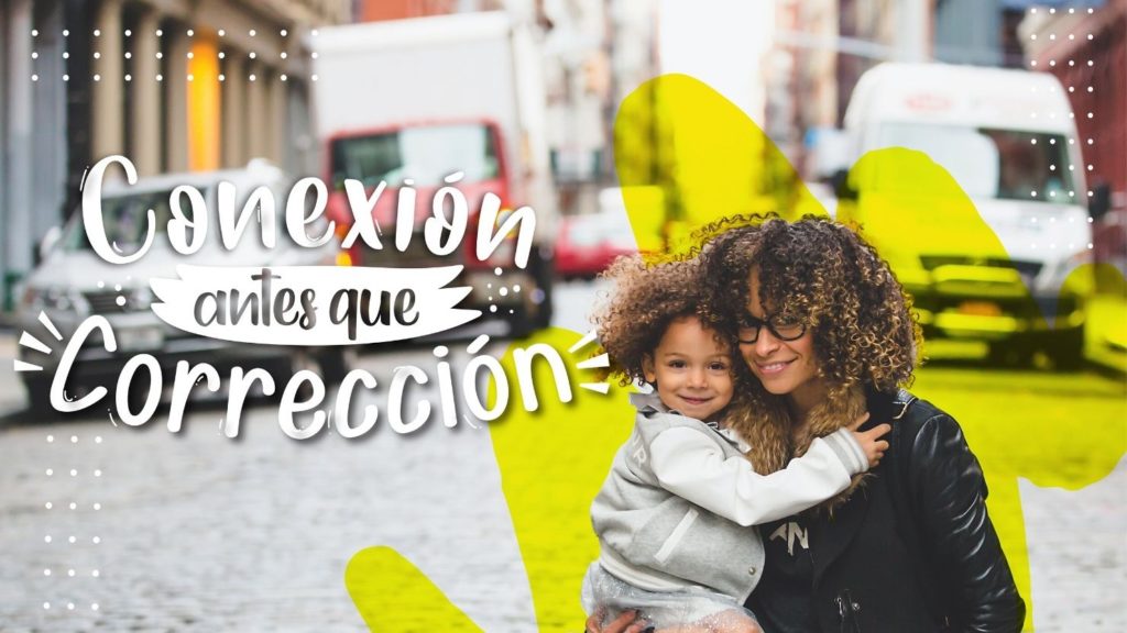 Mujer y niño sonriendo y abrazados