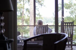 hombre mayor sentado en el portico