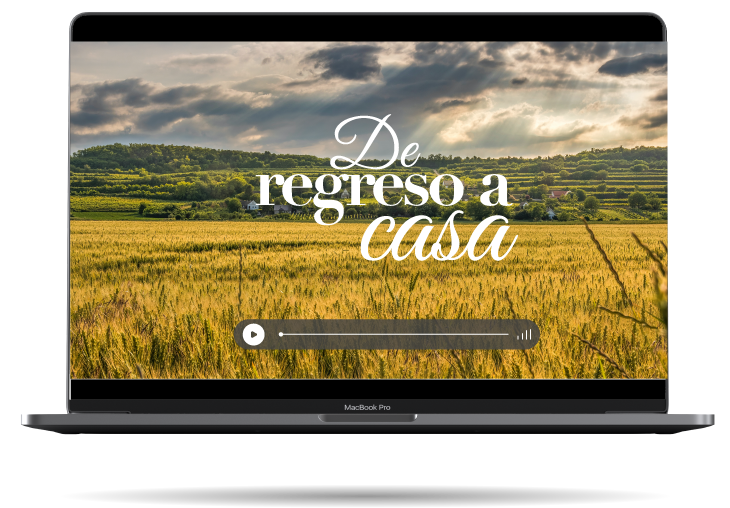 Laptop de un campo de trigo con el logo del curso De Regreso a Casa