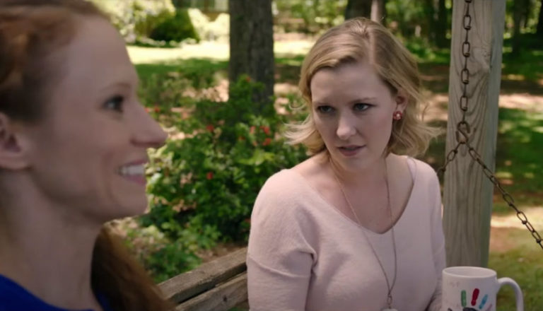 Mujeres hablando en un jardín en una amaca de madera, Escena de la pelicula SMALL GROUP