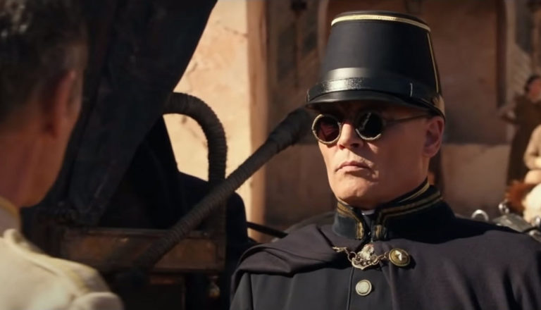 Hombre con anteojo circulares oscuros , escena de pelicula WAITING FOR THE BARBARIANS