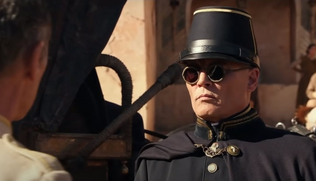 Hombre con anteojo circulares oscuros , escena de pelicula WAITING FOR THE BARBARIANS