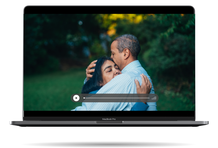 Laptop de una pareja de esposos adultos abrazados en un jardín