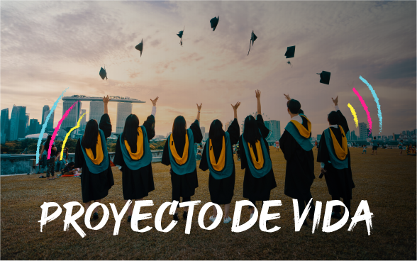 Grupo de graduados tirando sus birrete al aire