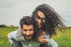 Hombre y mujer sonrientes en un parque