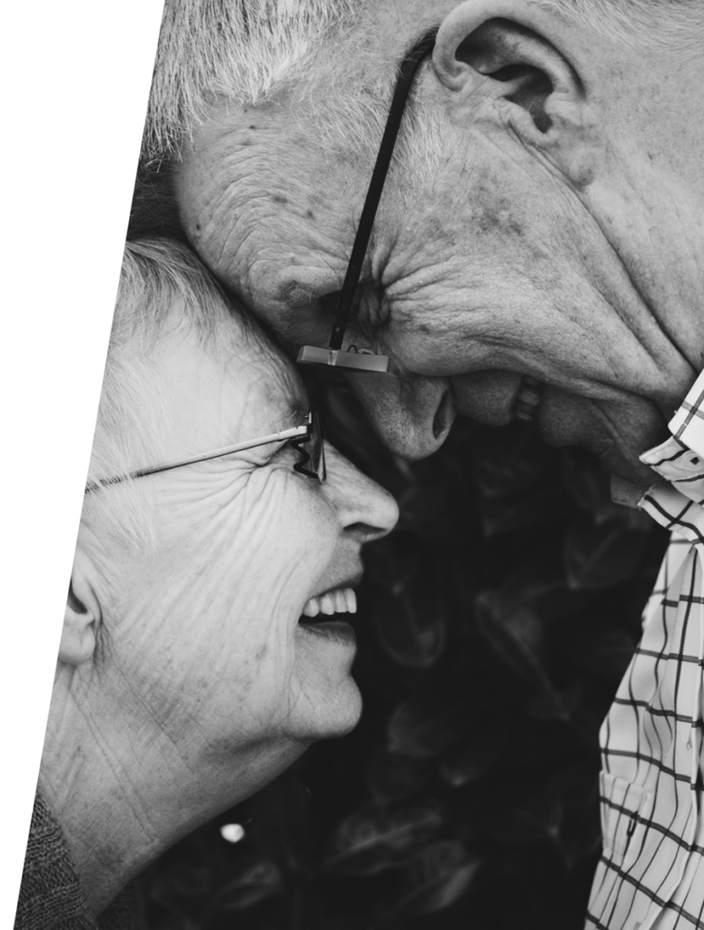 Pareja de adultos mayores sonriendo