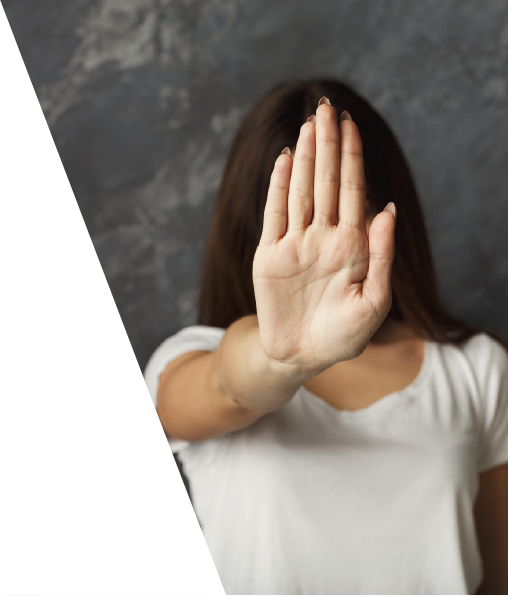 Mujer con la mano levantada