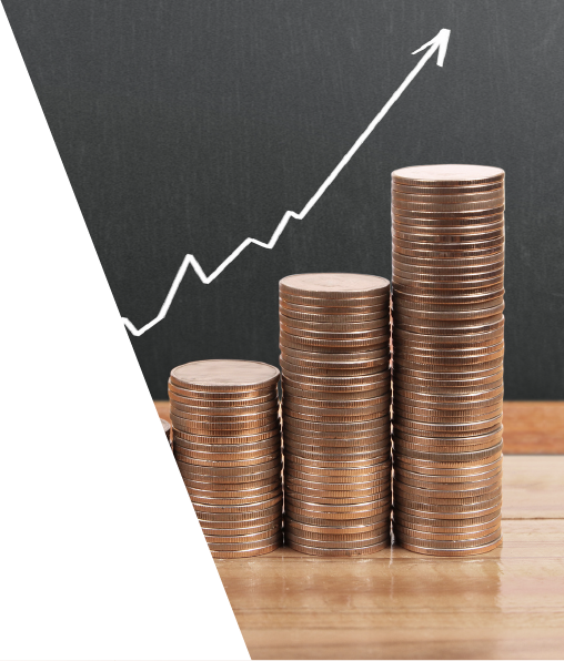 Puño de monedas junto a un grafico